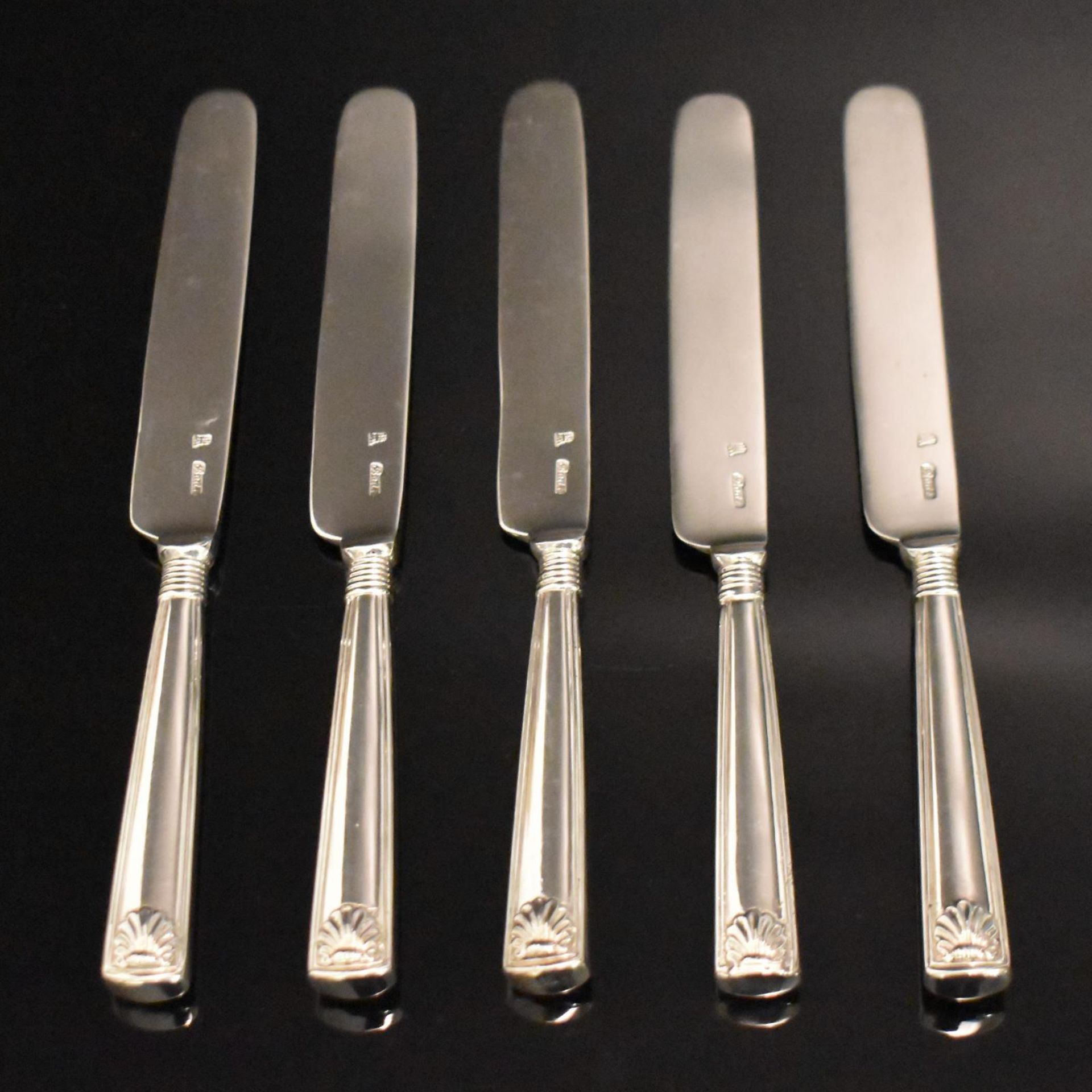 Satz von 17 Obstmessern. Hamburg, 19. Jh., wohl Johann Christian Bade | Silber.