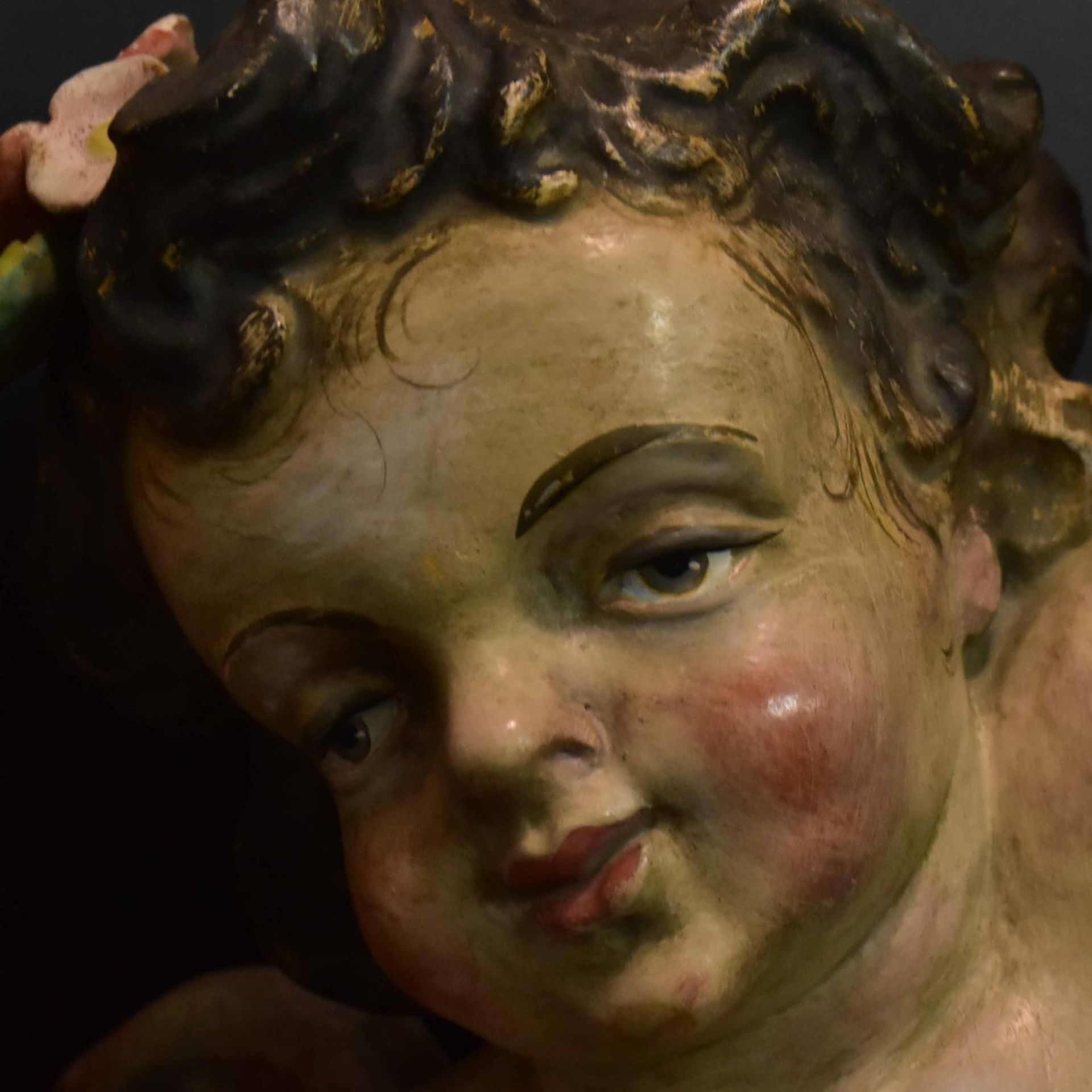 Ein Paar geflügelte Putten. Tirol/Alpenraum, 20. Jh. | Holz, geschnitzt, Farb- und Goldfassungen. - Bild 3 aus 3