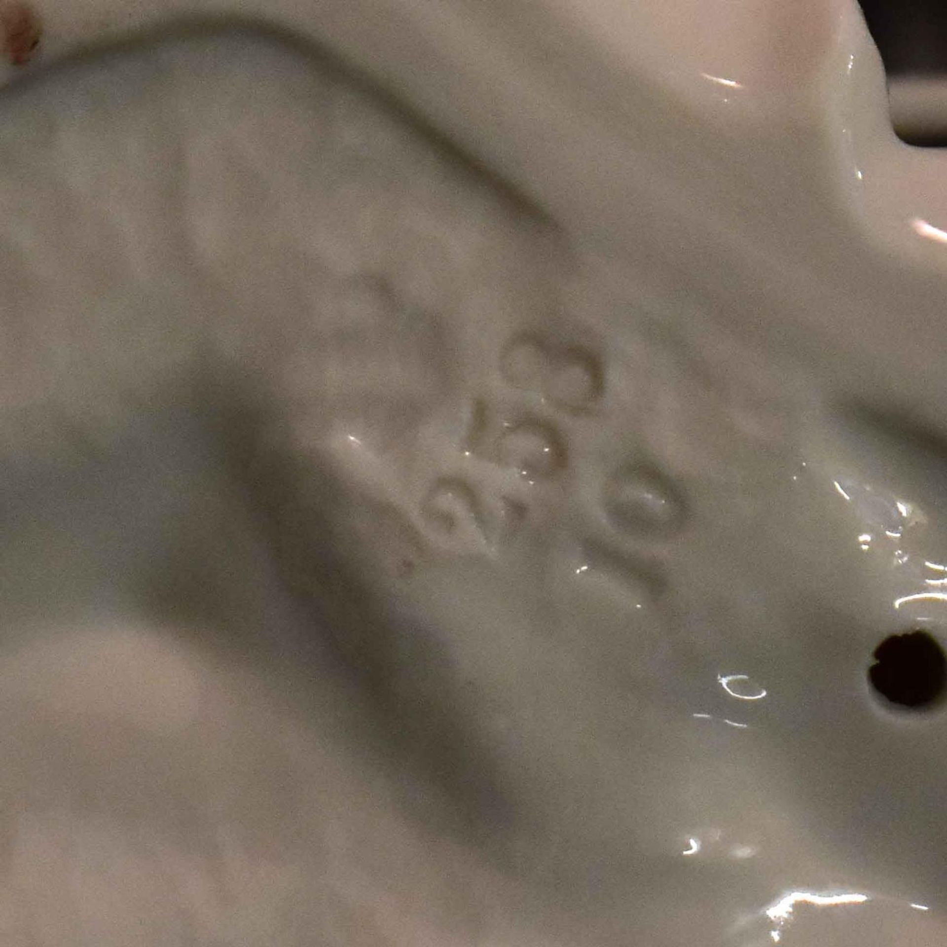 Zwei Putten und Anhänger. Nymphenburg | Porzellan, farbig staffiert bzw. weiß. - Bild 3 aus 3