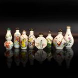Acht Snuff Bottles. China, 19./20. Jh. | Porzellan, polychrome Überglasurmalerei.