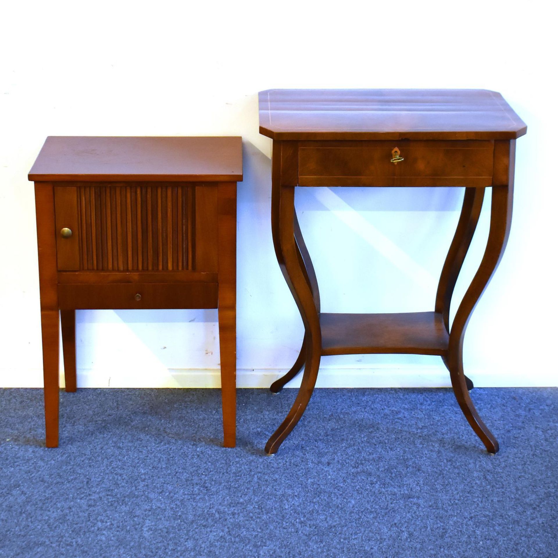 Ein Nacht- und ein Nähkästchen. 19./20. Jh. | Nussbaum, Ahorn und andere Hölzer furniert. Messing.