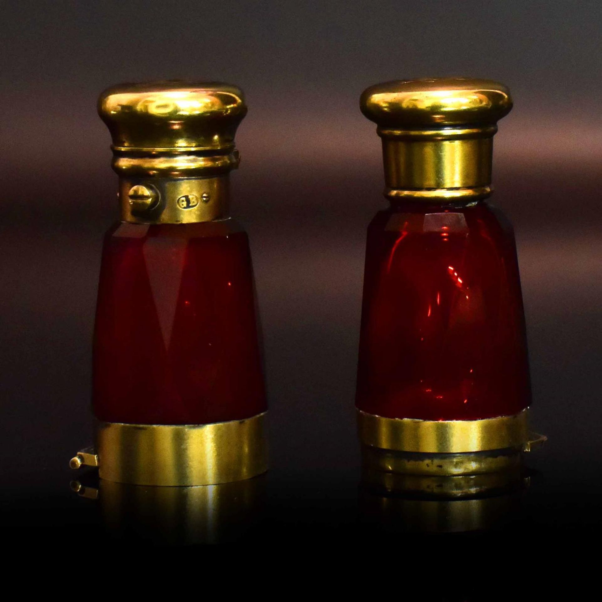 Doppelflakon. Wohl England, Ende 19. Jh. | Farbloses Glas mit Goldrubinunterfang. Vermeilmontierung. - Bild 2 aus 6