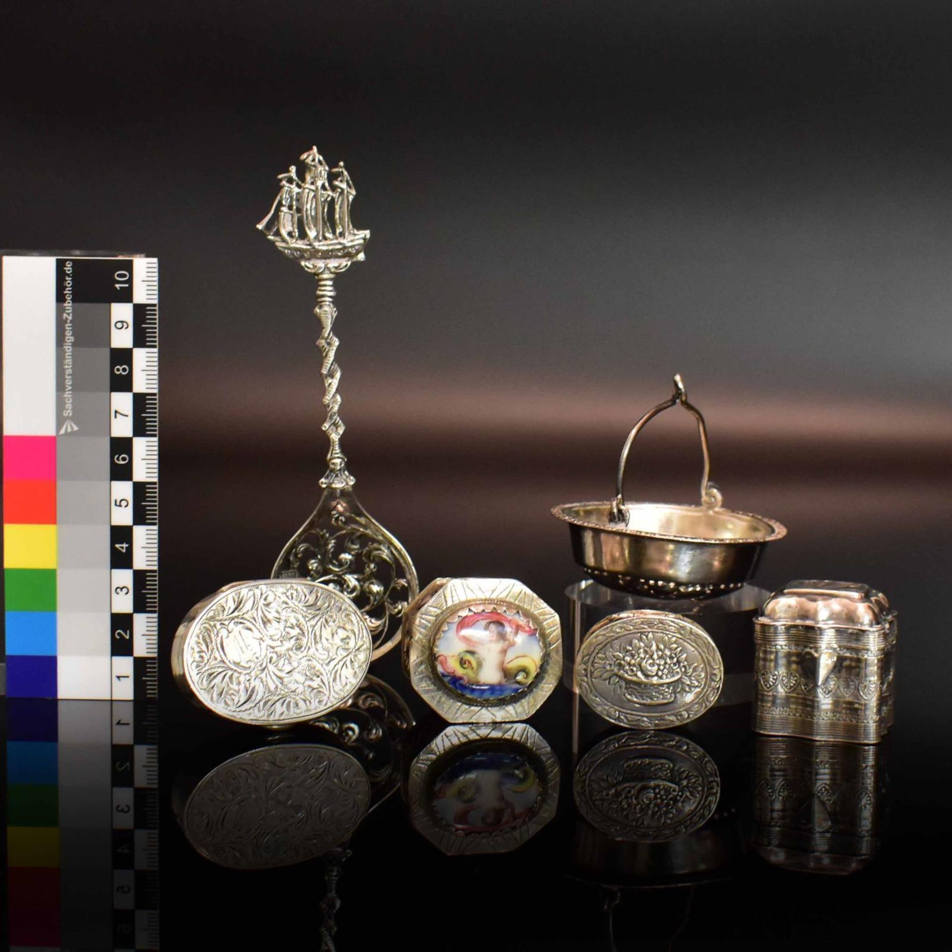 Vier kleine Dosen, Teesieb und Löffel. U.a. Russland, Niederlande und Ungarn, 19. Jh. | Silber, (... - Bild 2 aus 3