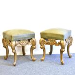 Ein Paar Hocker. Um 1900, Barockstil | Holz, geschnitzt, Goldfassung. Lederbezug.