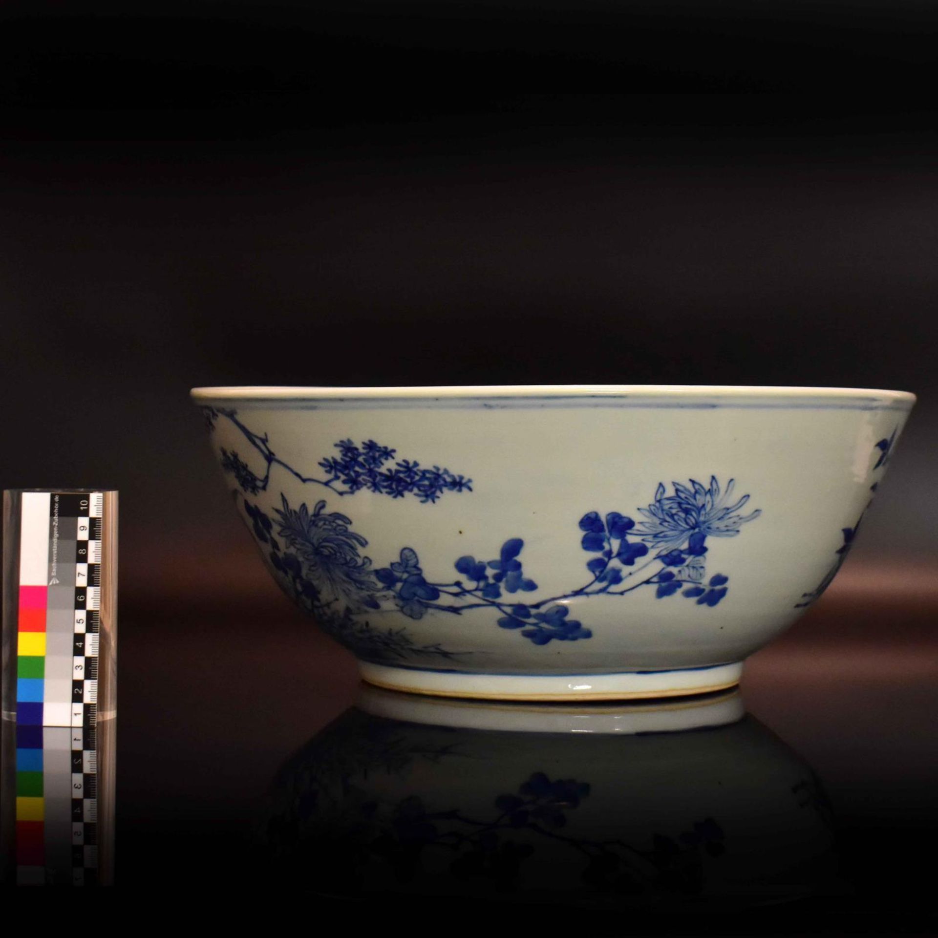 Große Kumme. China, 19./20. Jh. | Porzellan, unterglasurblauer Dekor. - Bild 2 aus 4