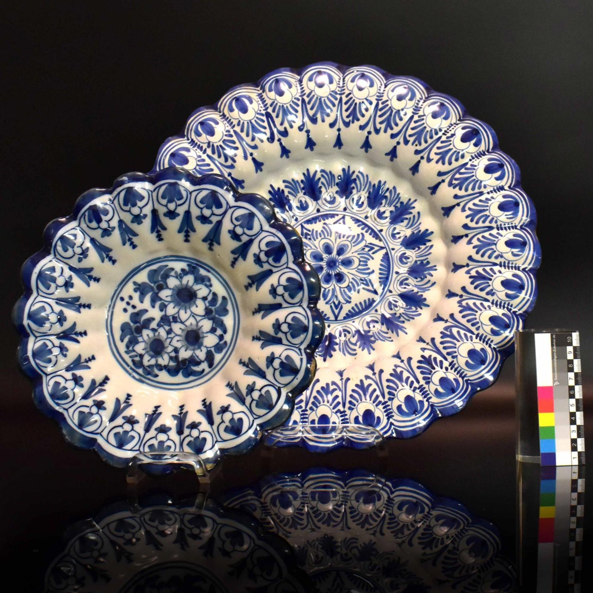 Kleine und große Fächerplatte. Frankfurt, Anfang 18. Jh. | Fayence. - Bild 2 aus 2