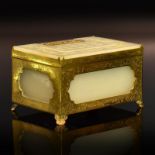 Schatulle. China, späte Qing | Jade, Messing.