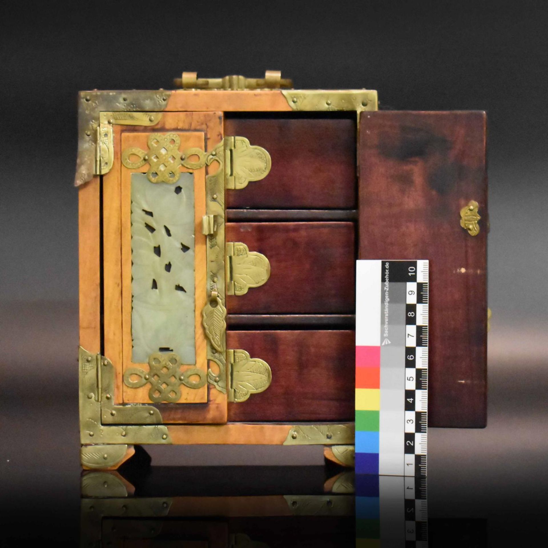 Miniatur-Schränkchen. China, 20. Jh. | Holz, Jade, Messing. - Bild 3 aus 3