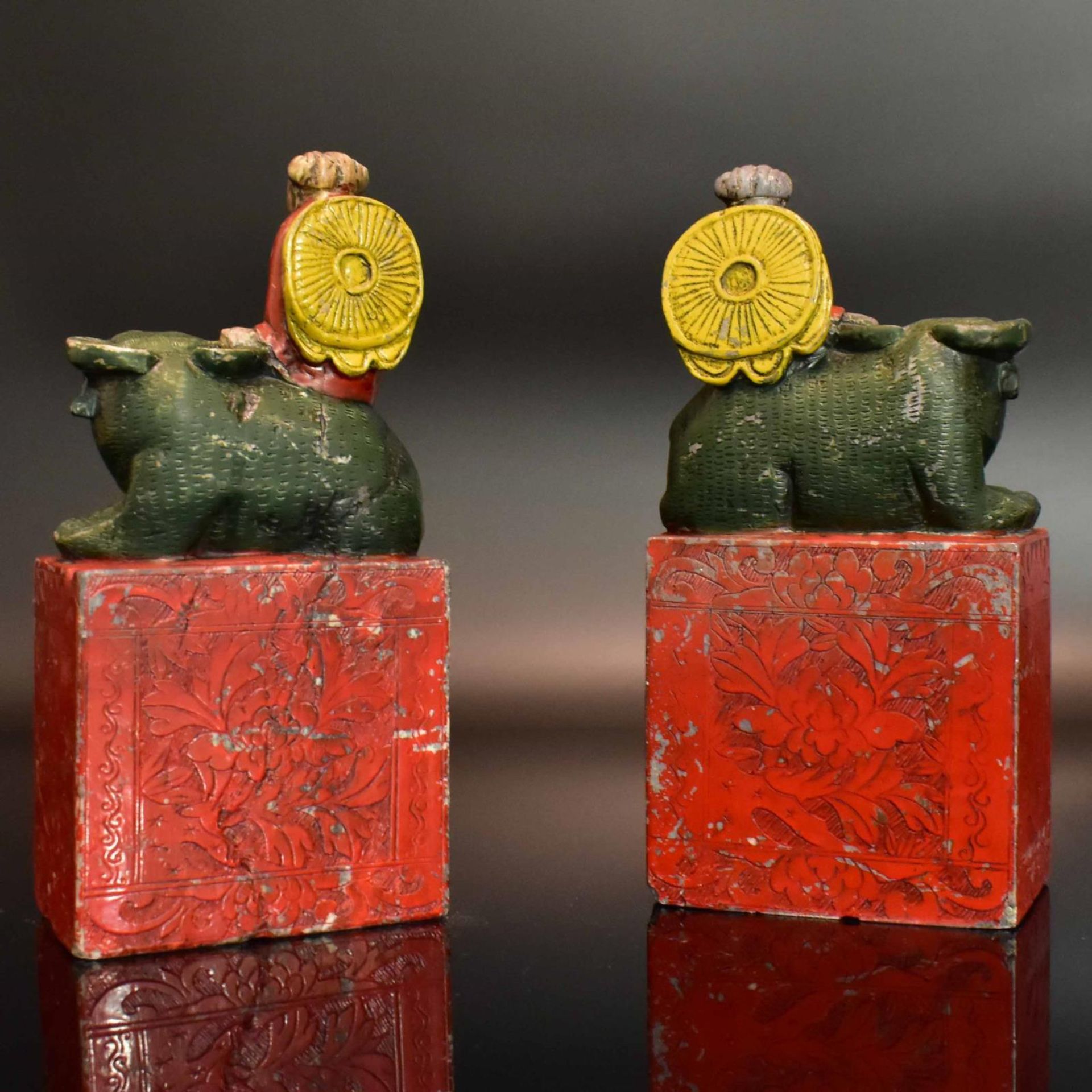 Ein Paar Buchstützen: Ochsenreiter. China (wohl) | Wohl Speckstein, geschnitzt, Farbfassung. - Bild 2 aus 2
