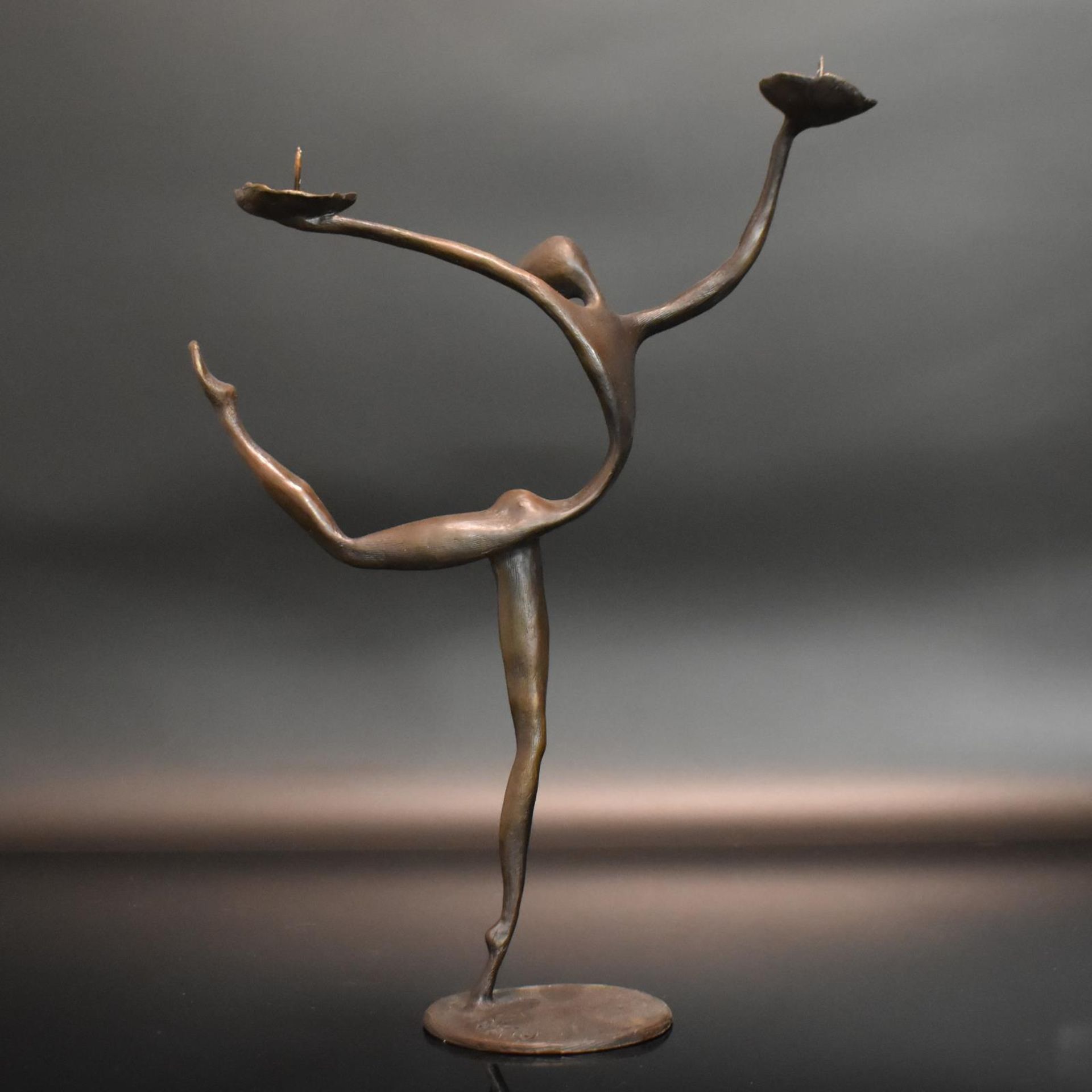 KENNEDY, JOHN. Figürlicher Kerzenleuchter - Serie "Tara". Bronze, patiniert.