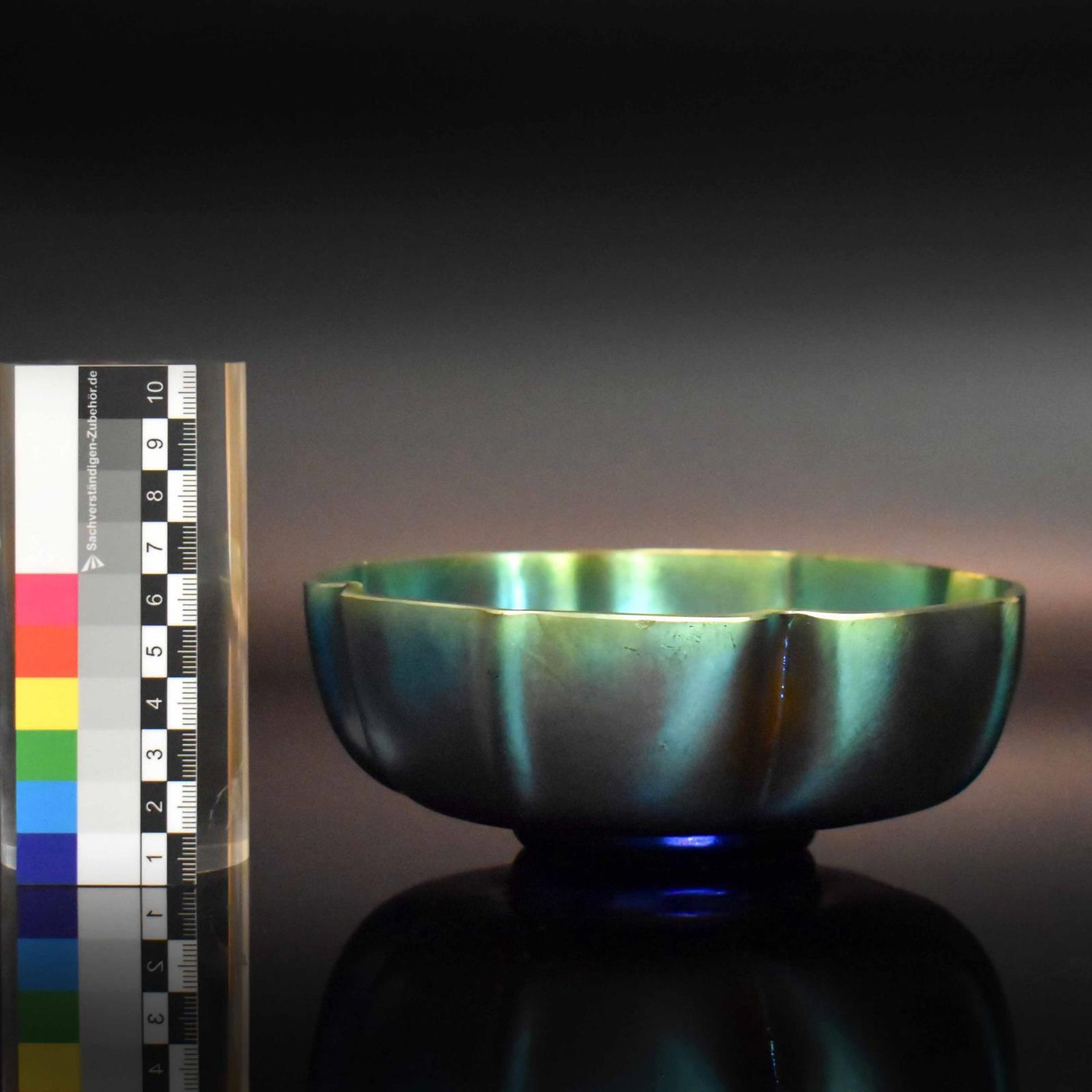 Kleine Myra-Schale. Wohl WMF | Farbloses Glas. Flächig mit Silbergelbbeize bemalt. Irisiert. - Bild 2 aus 2