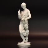 "Maskenträgerin". Wien, Augarten, nach Entwurf von M. Szendrö-Jaksch | Porzellan, weiß.