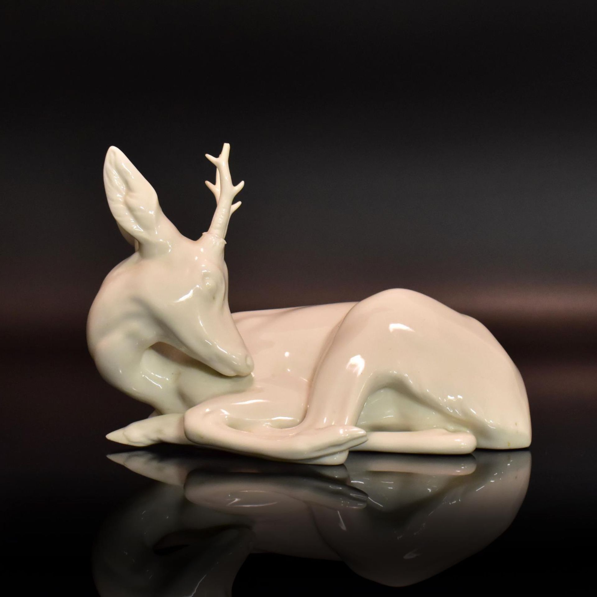 Liegender Rehbock. Nymphenburg, nach Entwurf von T. Kärner | Porzellan, weiß.