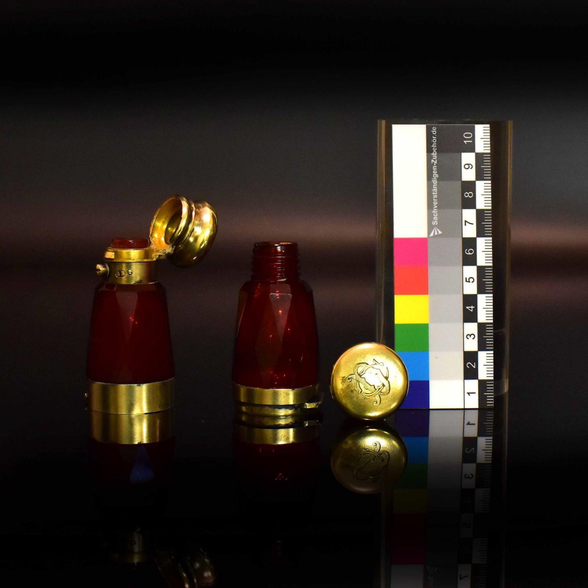 Doppelflakon. Wohl England, Ende 19. Jh. | Farbloses Glas mit Goldrubinunterfang. Vermeilmontierung. - Bild 3 aus 6