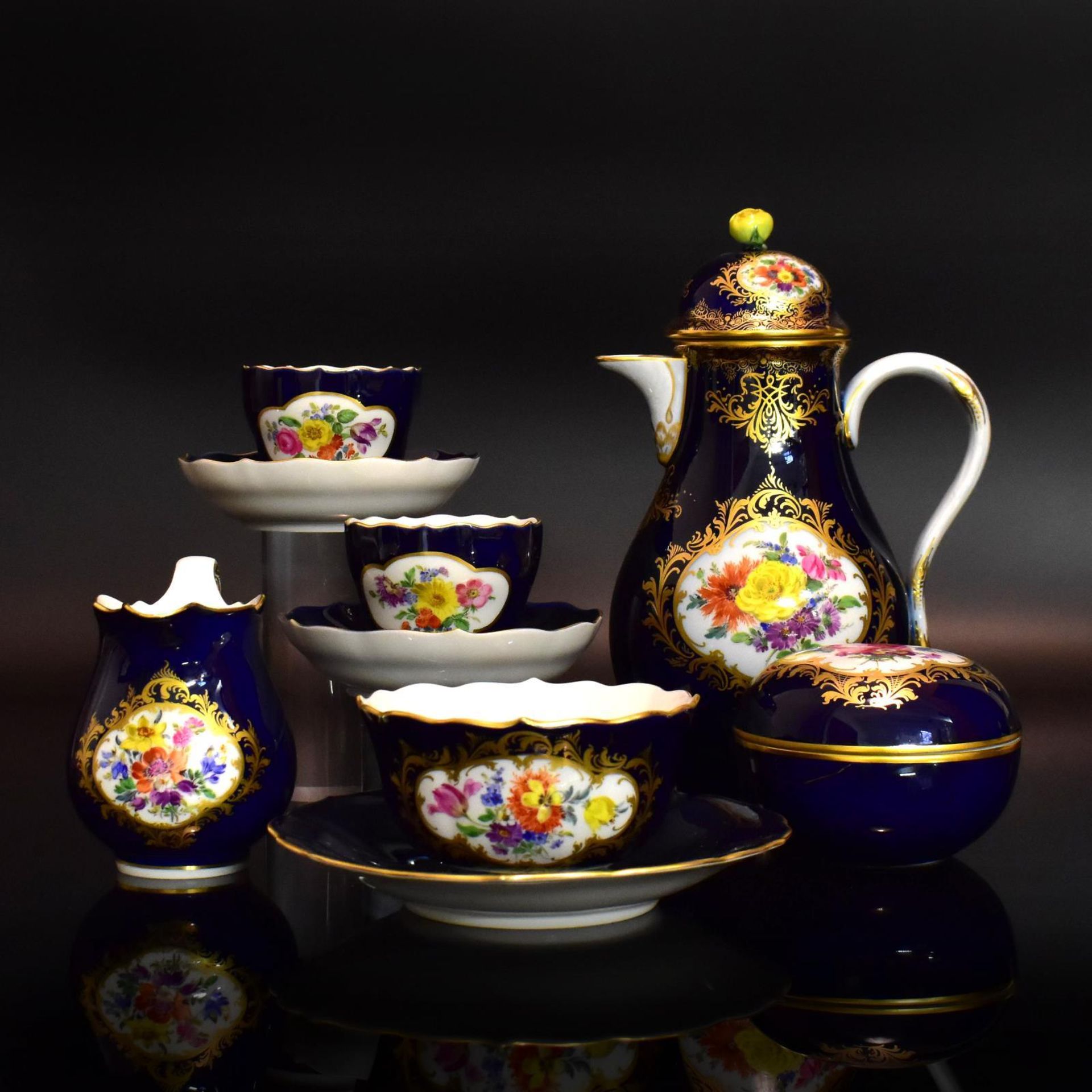 Neun Serviceteile. Meissen | Porzellan, Farb- und Goldstaffagen.