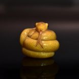 Netsuke: Schlange. Japan, 19./20. Jh. | Steinnuss (Tagua) (?), geschnitzt.