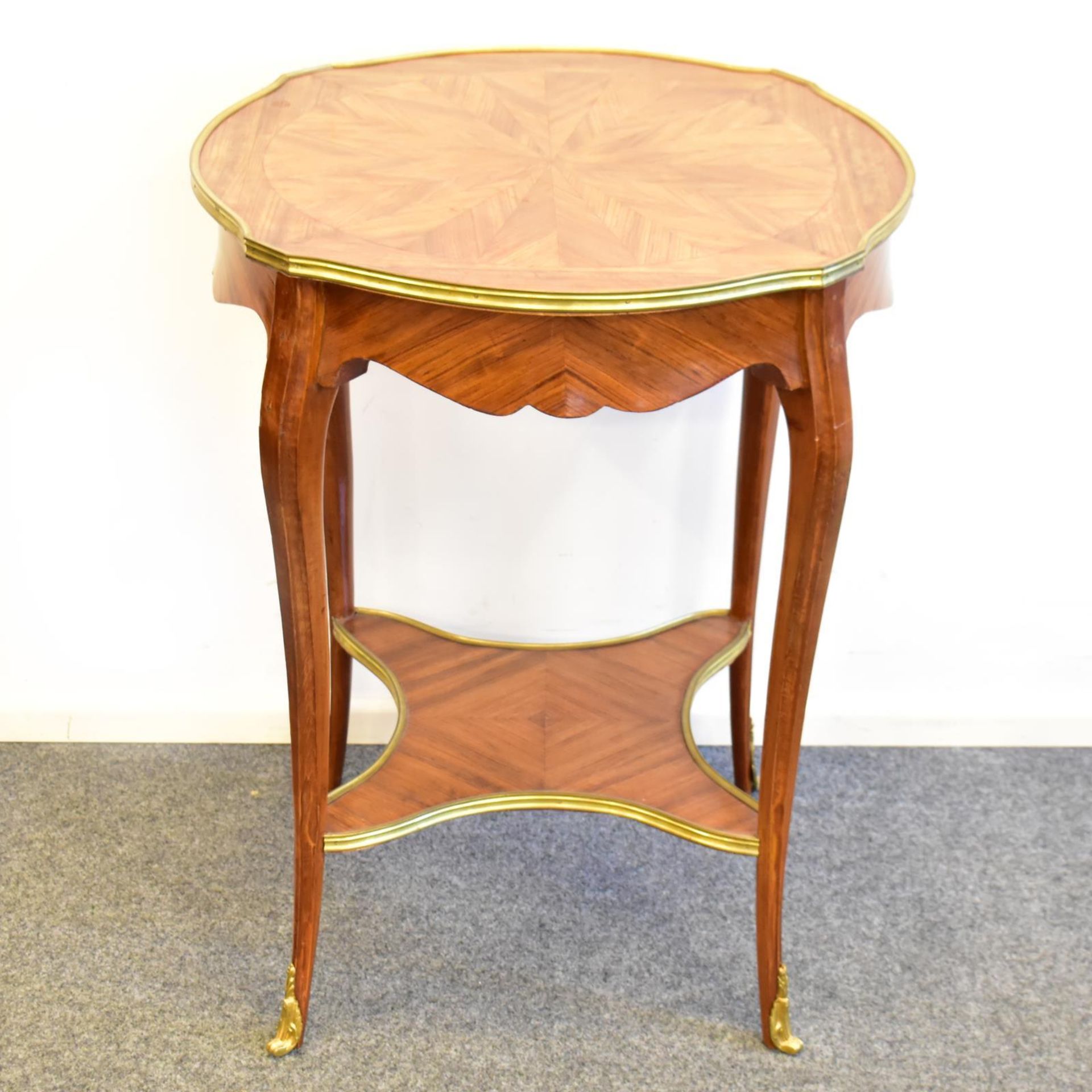 Beistelltisch. um 1900, Barockstil | Verschiedene Hölzer, tlw. furniert. Messingbeschläge.