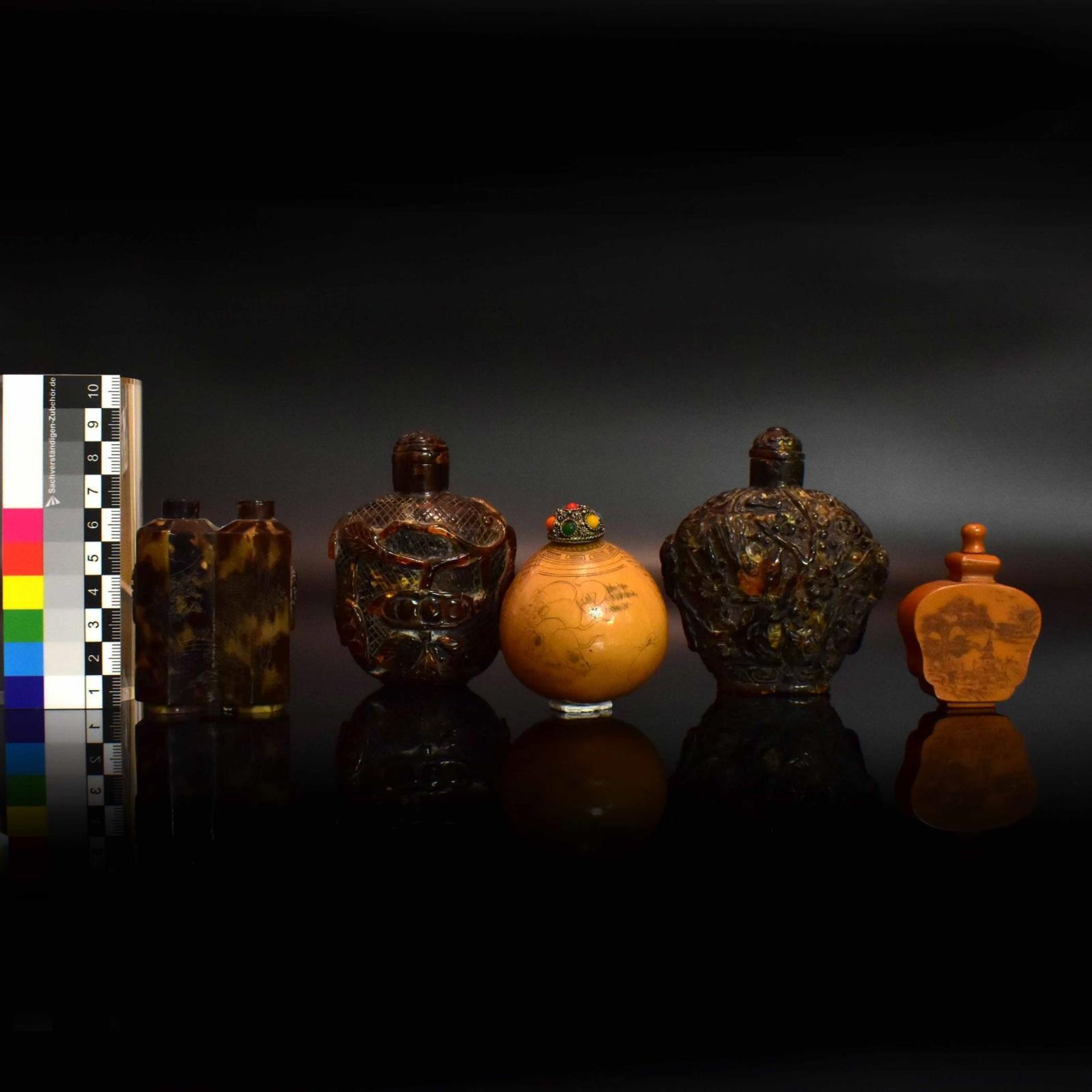 Fünf Snuff Bottles. China, 19./20. Jh. | Holz, Horn u.a. - Bild 2 aus 2