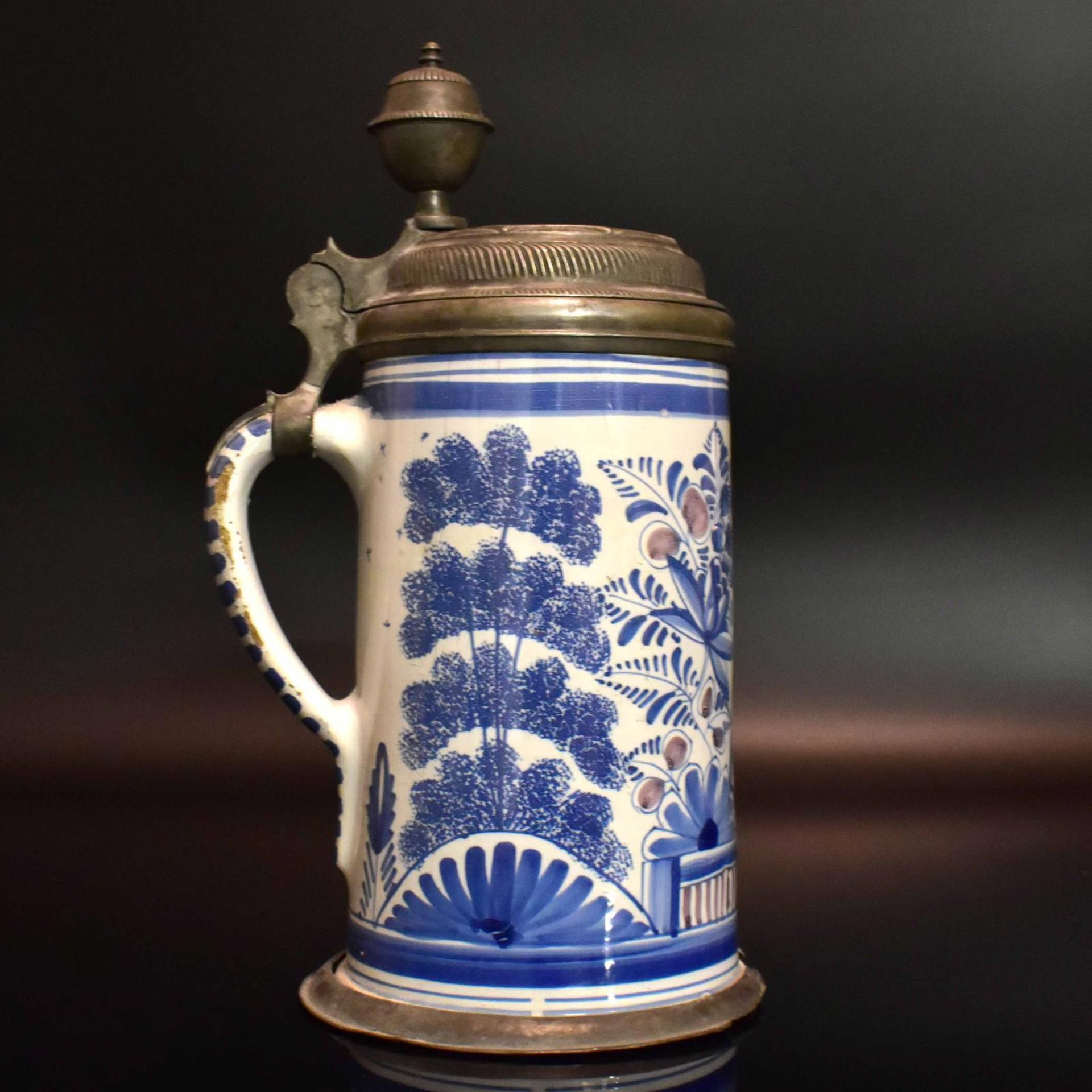 Walzenkrug. Bayreuth, Periode Knöller, wohl Maler F. Teuscher, Mitte 18. Jh. | Fayence. Zinndecke... - Bild 2 aus 3