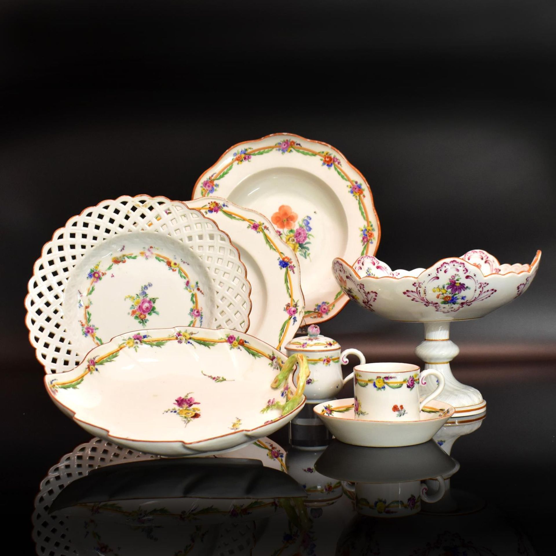 Serviceteile, 43tlg. Meissen, 18. Jh. und später | Porzellan, farbig staffiert.