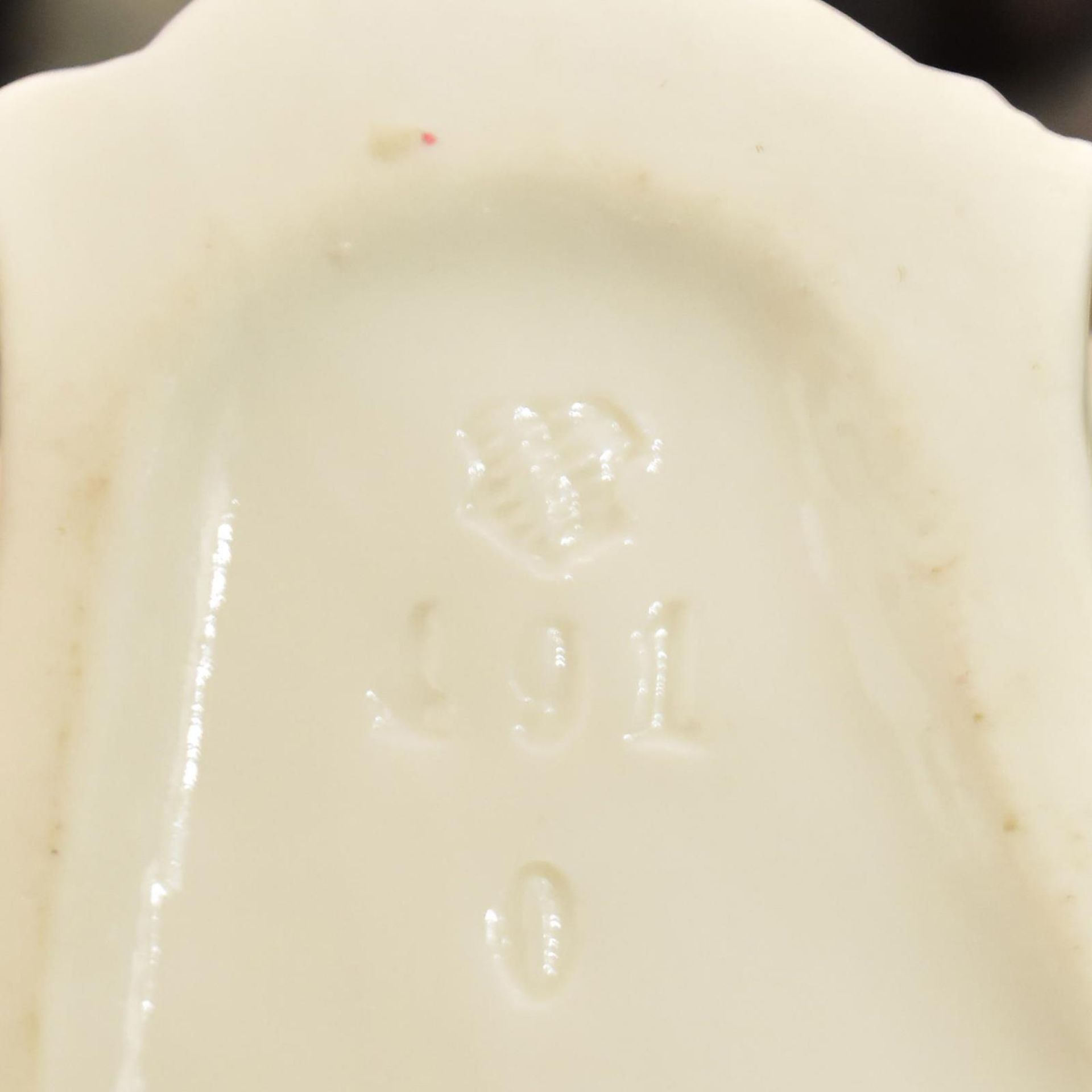 Zwei Schwäne und drei Putten. Nymphenburg | Porzellan, weiß. - Bild 3 aus 3