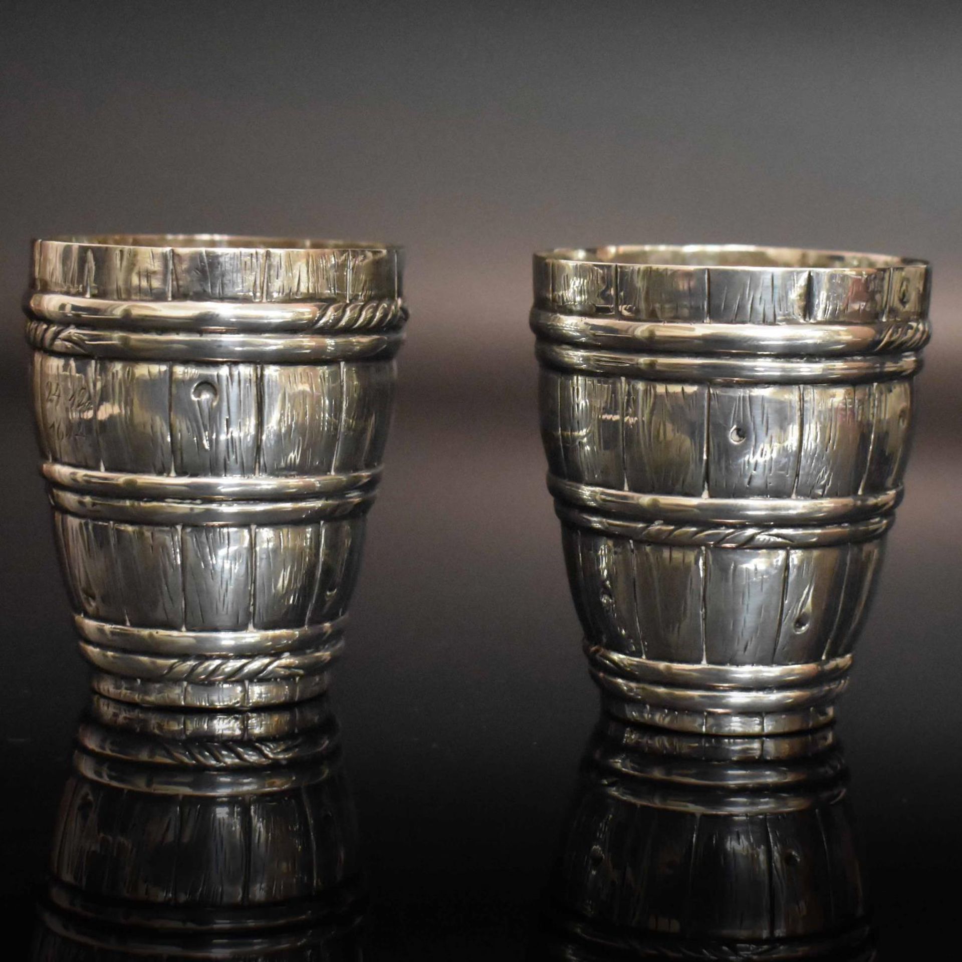 Kleiner Fassbecher. Wohl Hanau, Ende 19. Jh., Gebrüder Gutgesell | Silber. - Bild 3 aus 7