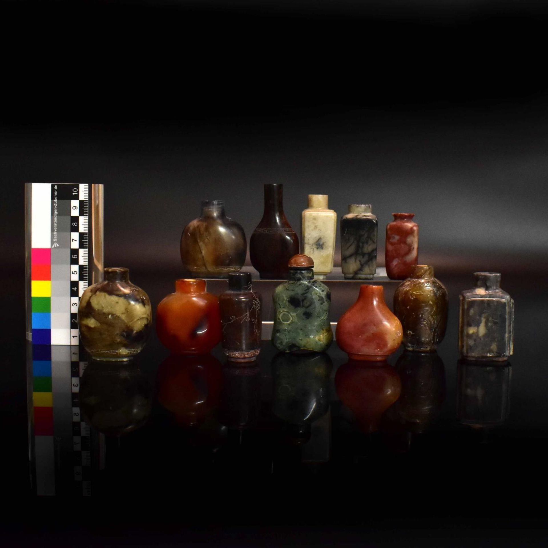 Zwölf Snuff Bottles. China, 19./20. Jh. | Achat u.a. - Bild 3 aus 3