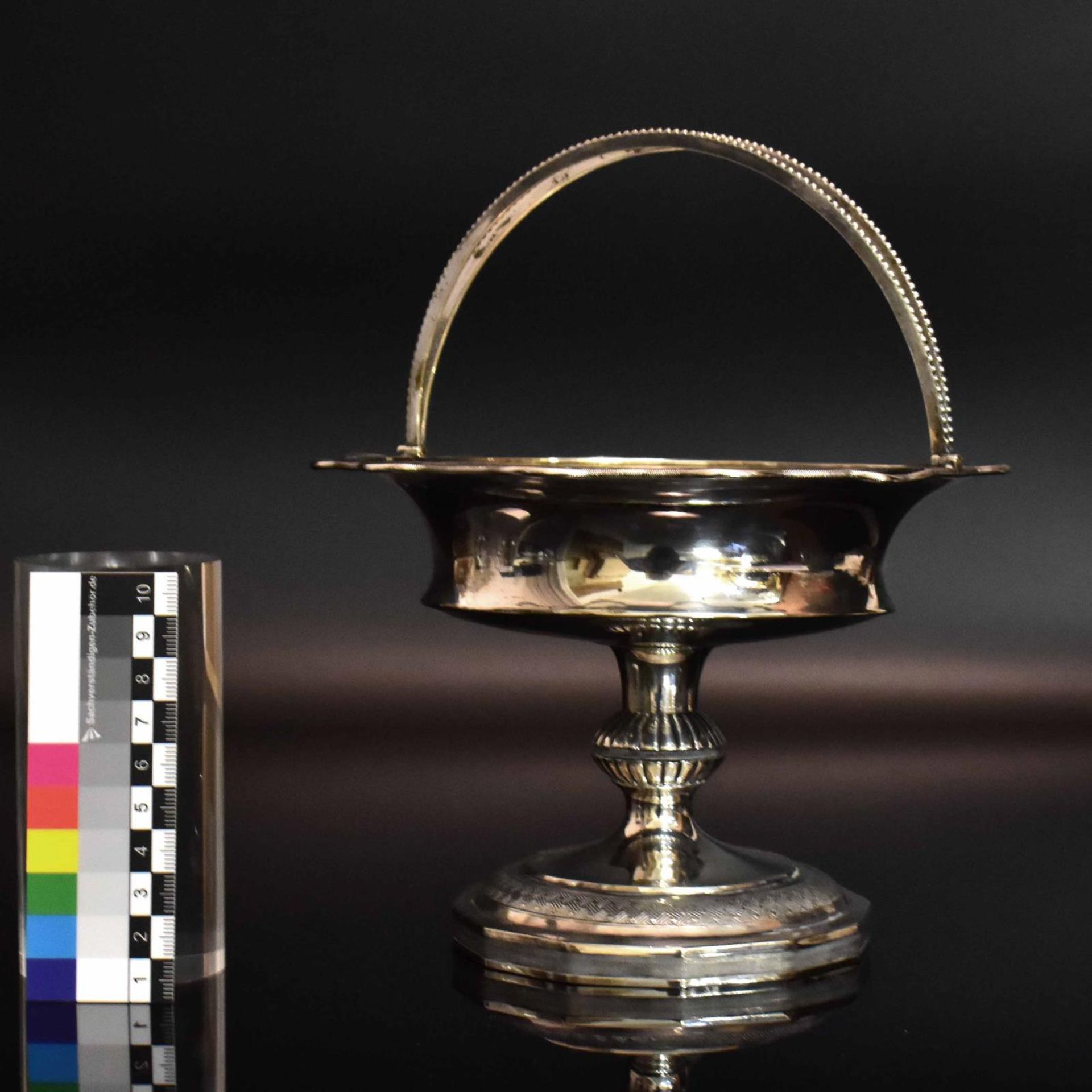 Biedermeier-Henkelkörbchen. Wohl Berlin, 19. Jh. | Silber, innen vergoldet. - Bild 2 aus 3