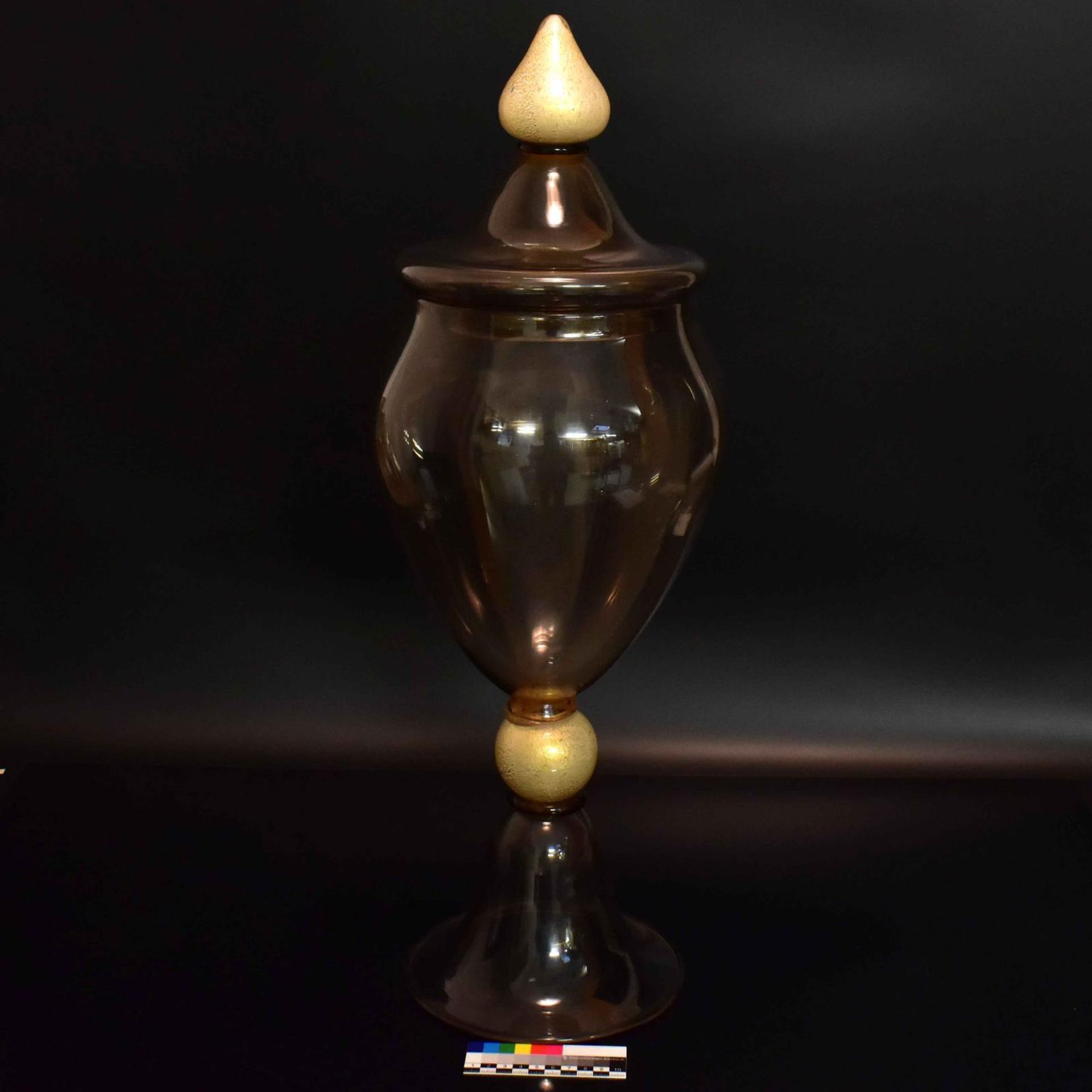 Deckelvase. Wohl Murano, 20. Jh. | Rauchquarzfarbenes und farbloses Glas, u.a. - Bild 2 aus 2