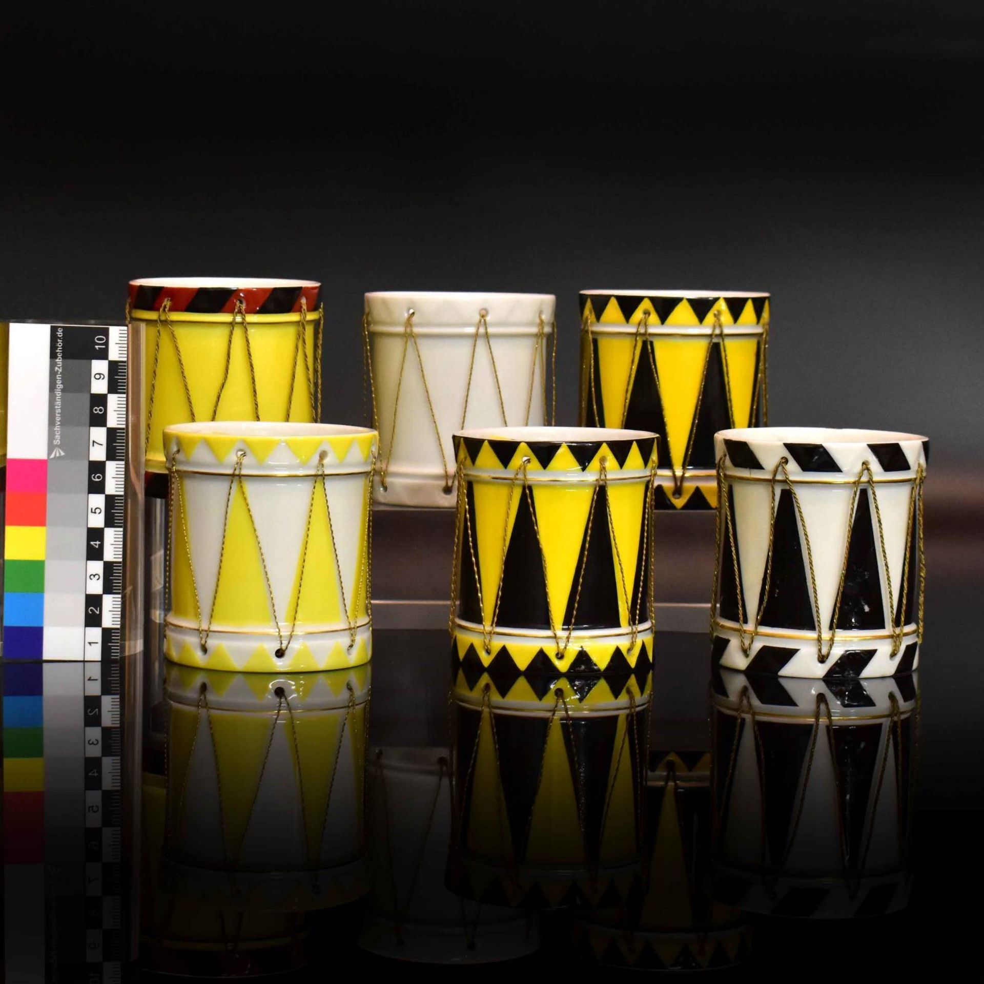 Sechs Trommeln. Nymphenburg, 1975 bis 1997 | Porzellan, überwiegend Farb- und Goldstaffagen. - Bild 2 aus 3