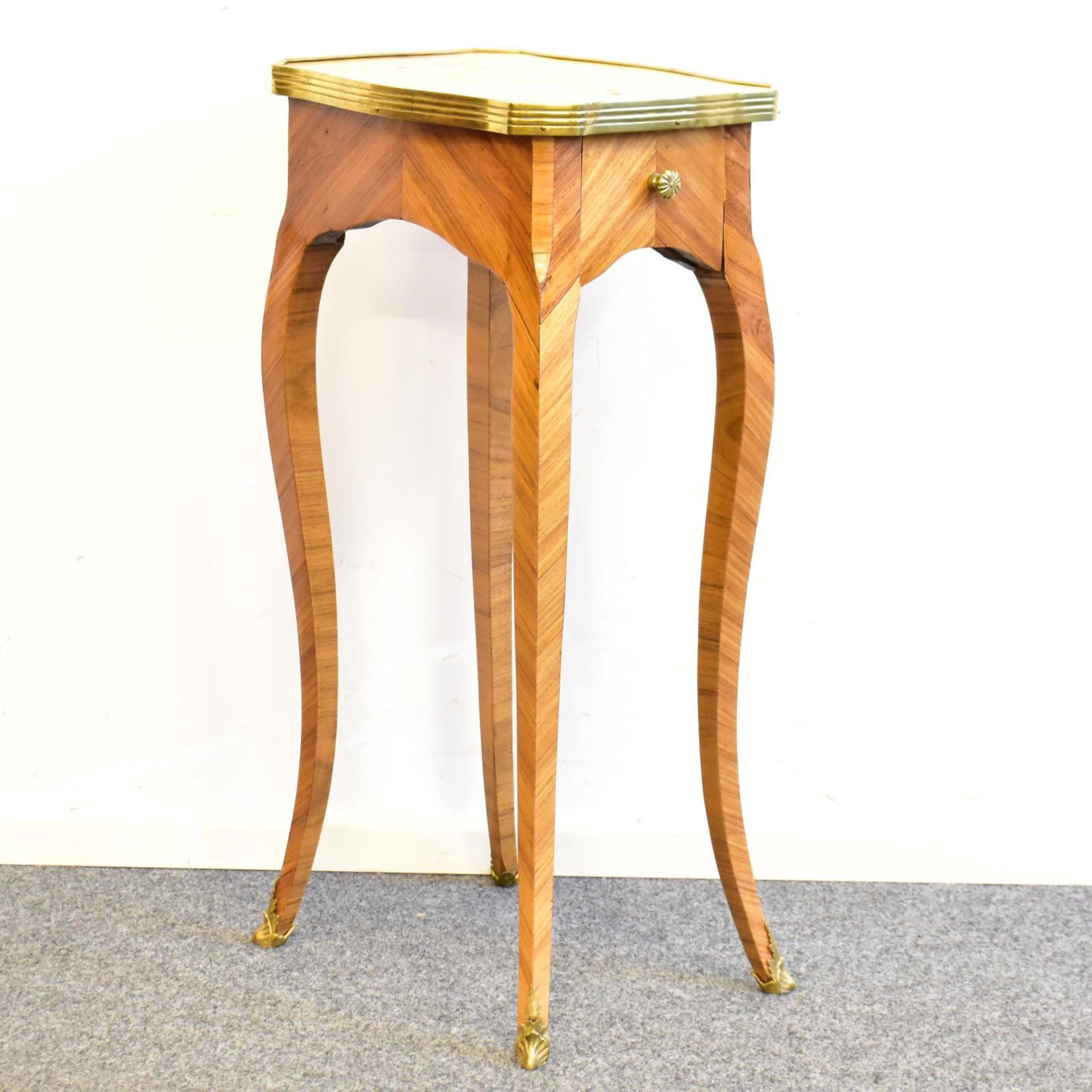 Beistelltischchen. Um 1900, Barockstil | Verschiedene Hölzer. Marmor. Messing.