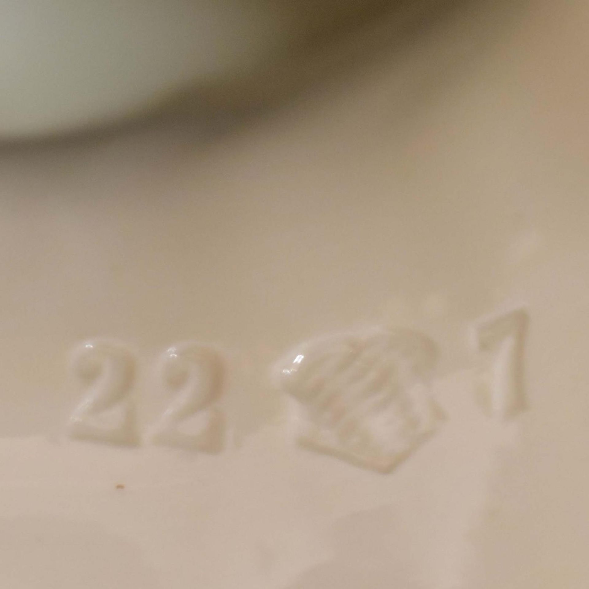 Mädchenbüste. Nymphenburg, nach Entwurf von F. A. Bustelli | Porzellan, weiß. - Bild 3 aus 3