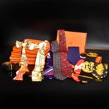 Konvolut Hermès. Hermès, Frankreich | 100% Seide, Leder und Messing.