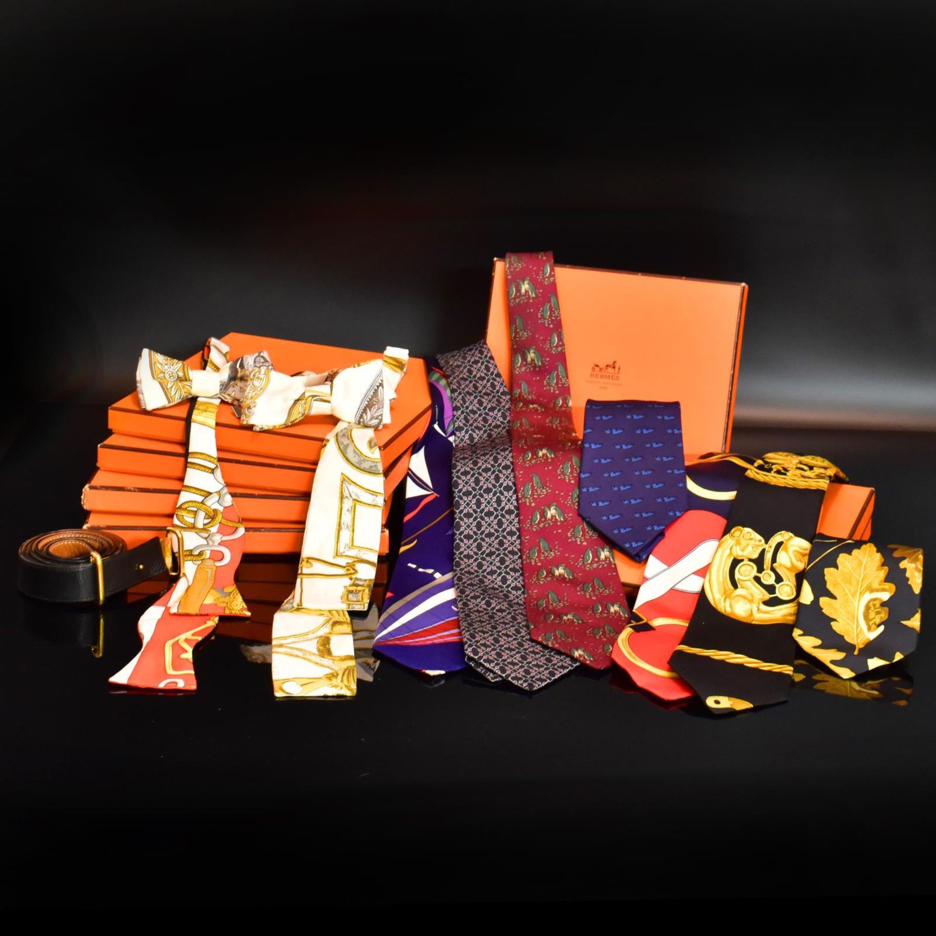 Konvolut Hermès. Hermès, Frankreich | 100% Seide, Leder und Messing.