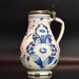 Weithalskrug. Hanau, 18. Jh. | Fayence, Zinndeckel.