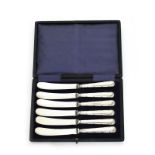 Sechs Buttermesser. Sheffield, 1918/1919, John Biggin | Silber. Klingen versilbert.