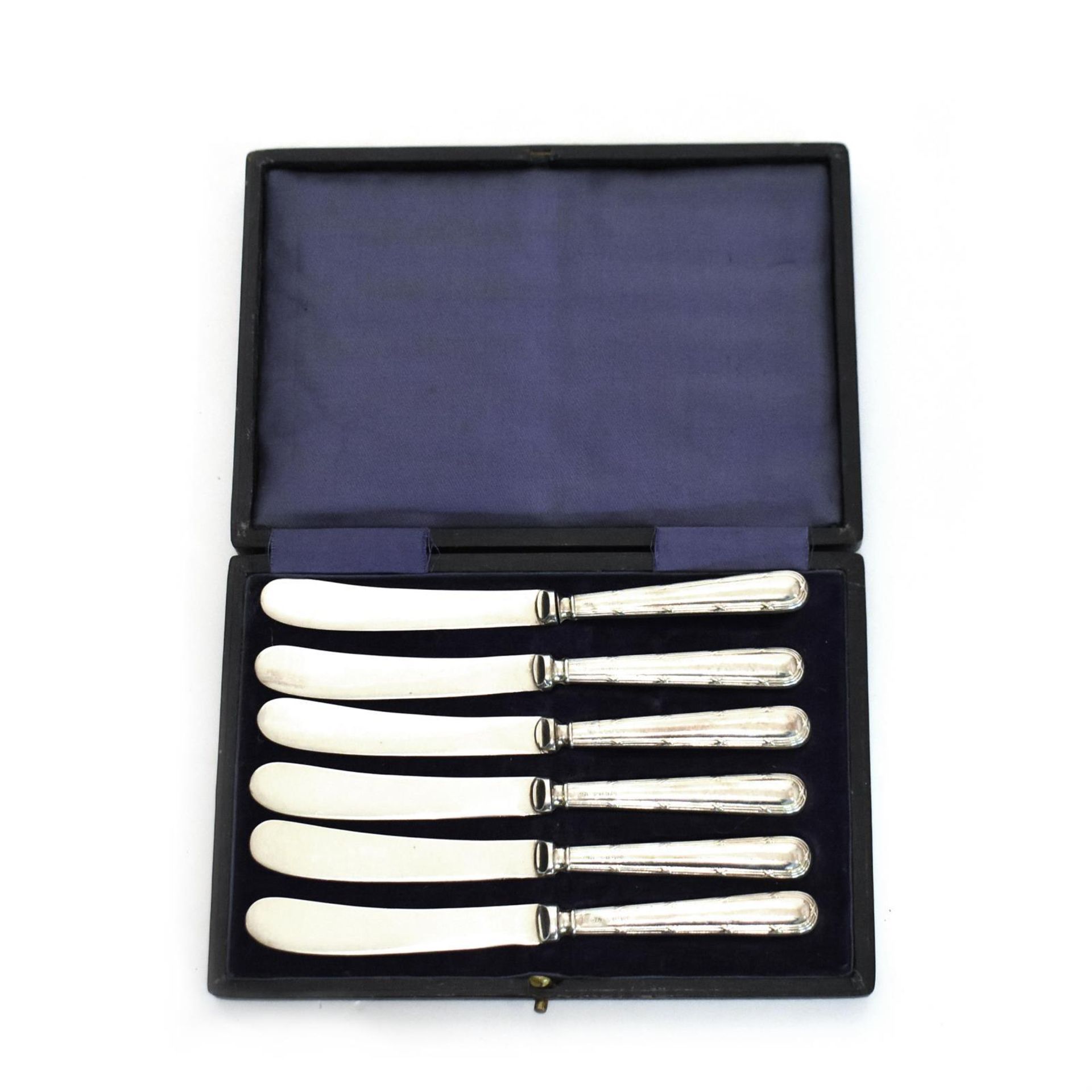 Sechs Buttermesser. Sheffield, 1918/1919, John Biggin | Silber. Klingen versilbert.