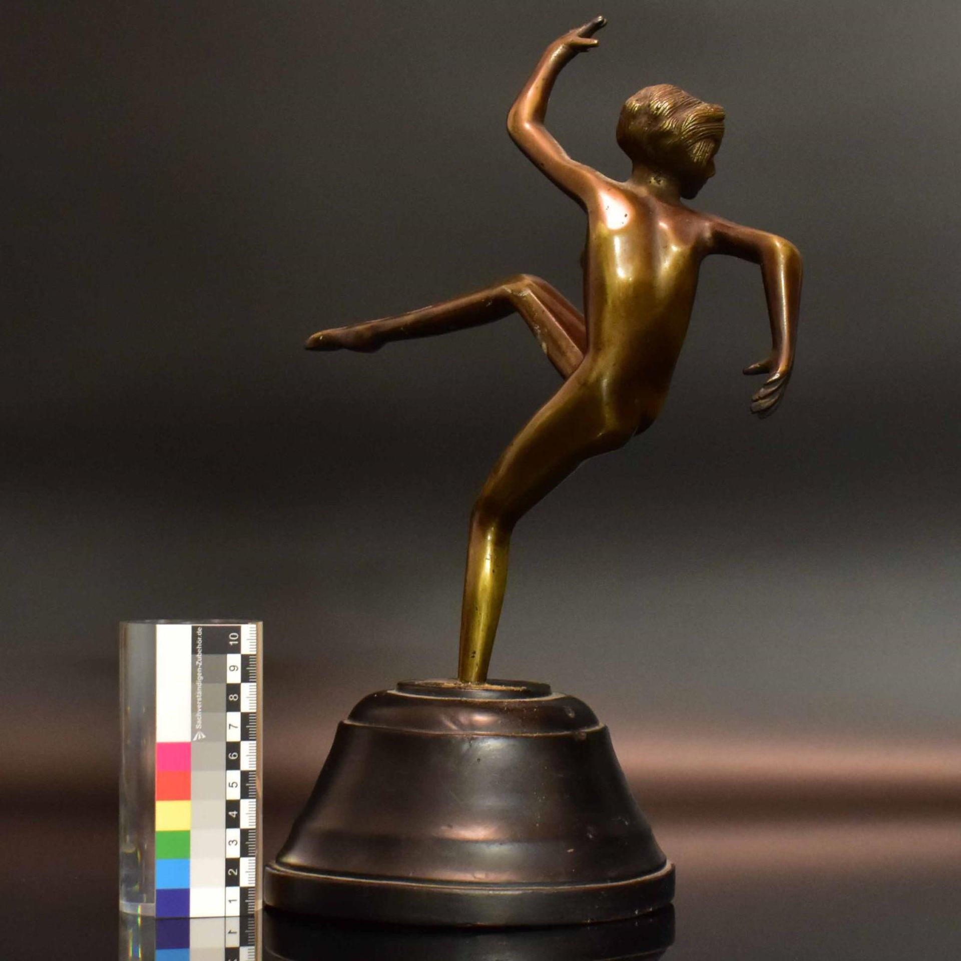 Tanzender Akt. 20. Jh. | Gelbguss, patiniert. Holzsockel. - Bild 2 aus 2