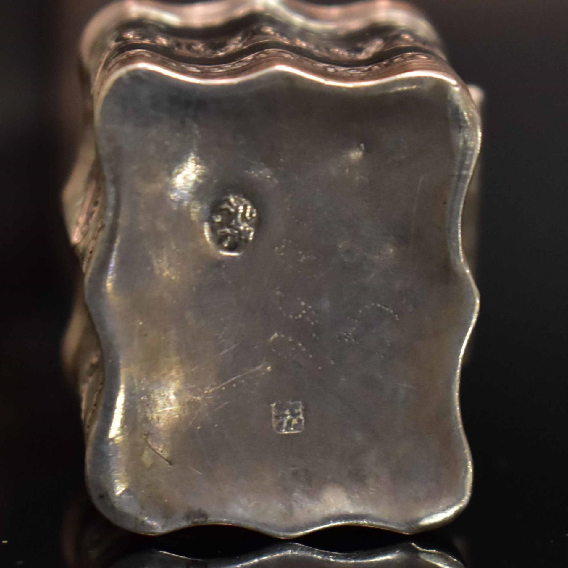 Vier kleine Dosen, Teesieb und Löffel. U.a. Russland, Niederlande und Ungarn, 19. Jh. | Silber, (... - Bild 3 aus 3