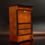 Miniatursekretär. 19. Jh., Biedermeier | Kirsche (?), und andere Hölzer tlw. gebeitzt, tlw. eboni...