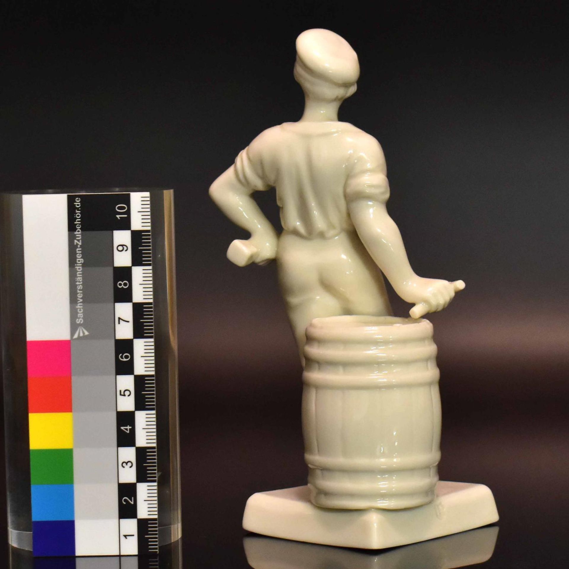 Bräubursch (Schäffler). Nymphenburg, nach Entwurf von E. N. Neureuther | Porzellan, weiß. - Bild 2 aus 3