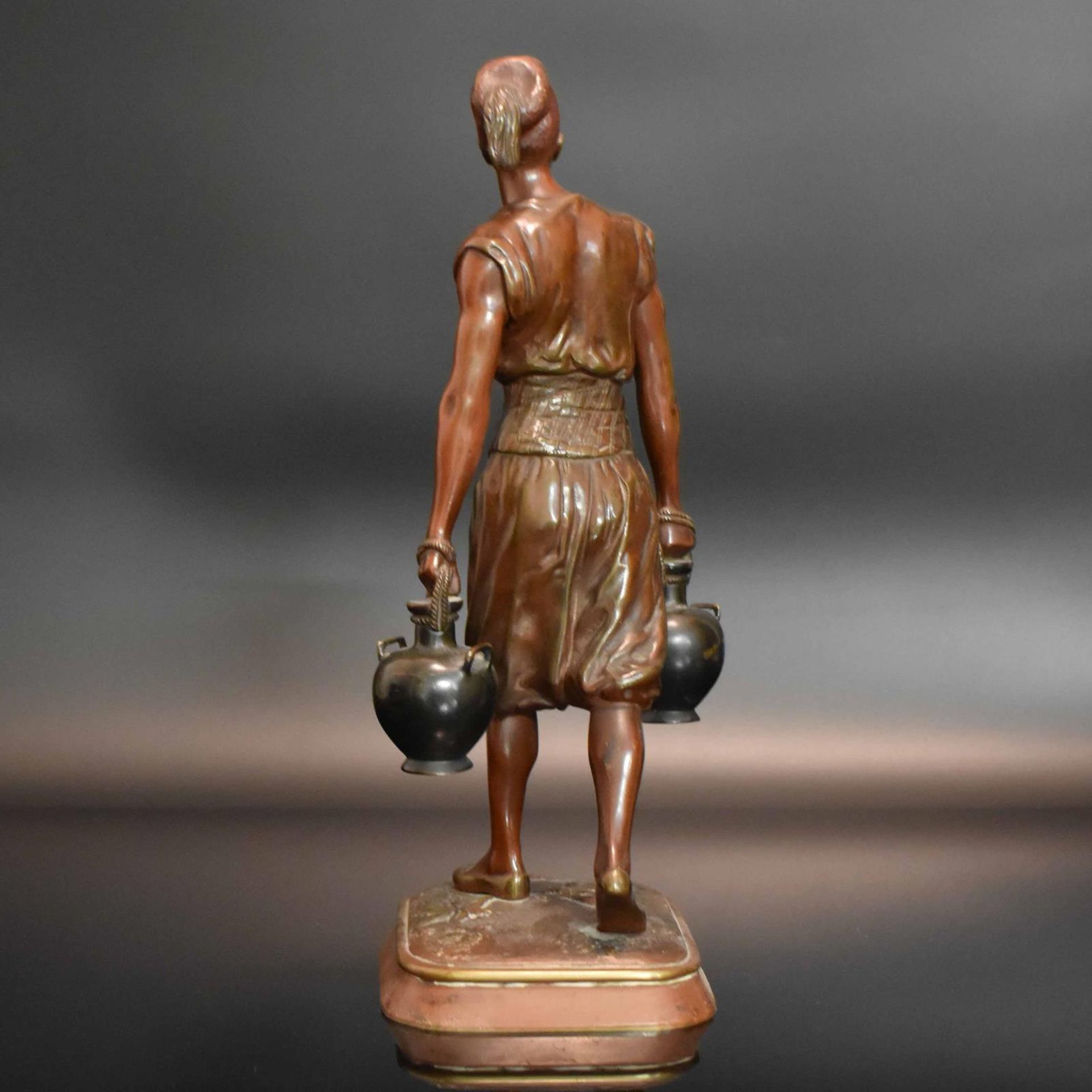 DÉBUT, JEAN DIDIER. Der tunesische Wasserträger. Bronze, rotbraun und dunkel patiniert. - Bild 3 aus 4