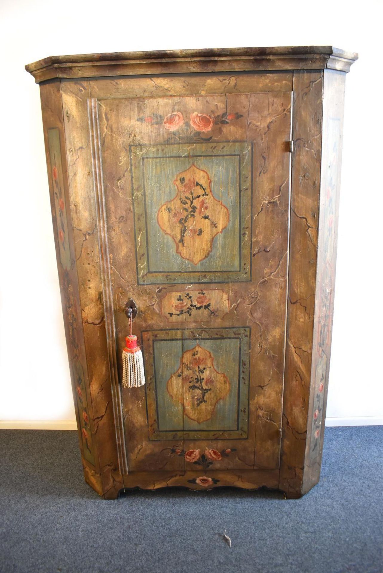 Bauernschrank. Süddeutschland/Alpenraum, 19./20. Jh. | Nadelholz, bemalt. Eisenbeschläge.