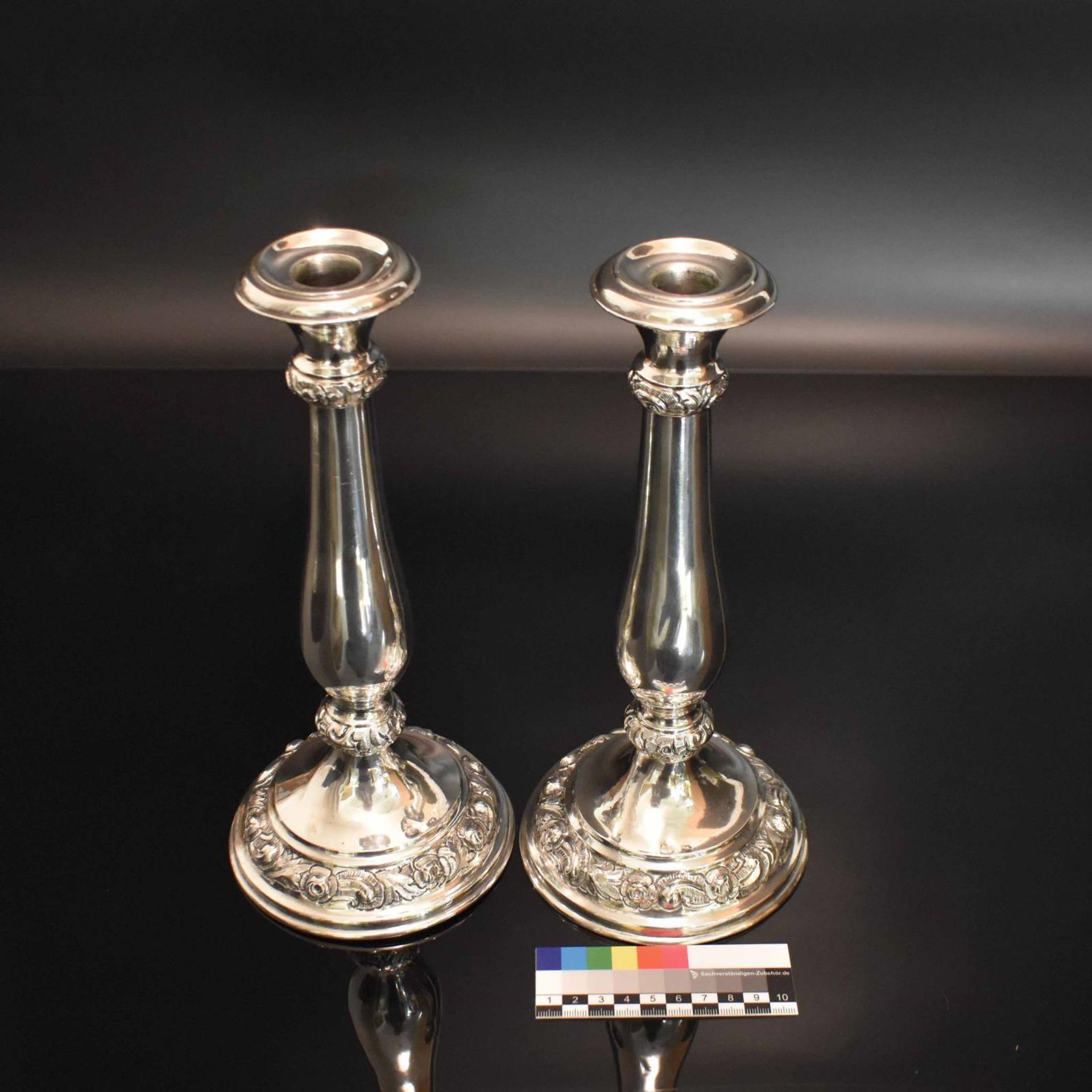 Ein Paar Kerzenleuchter. Wien, 1861 | Silber. - Bild 2 aus 2