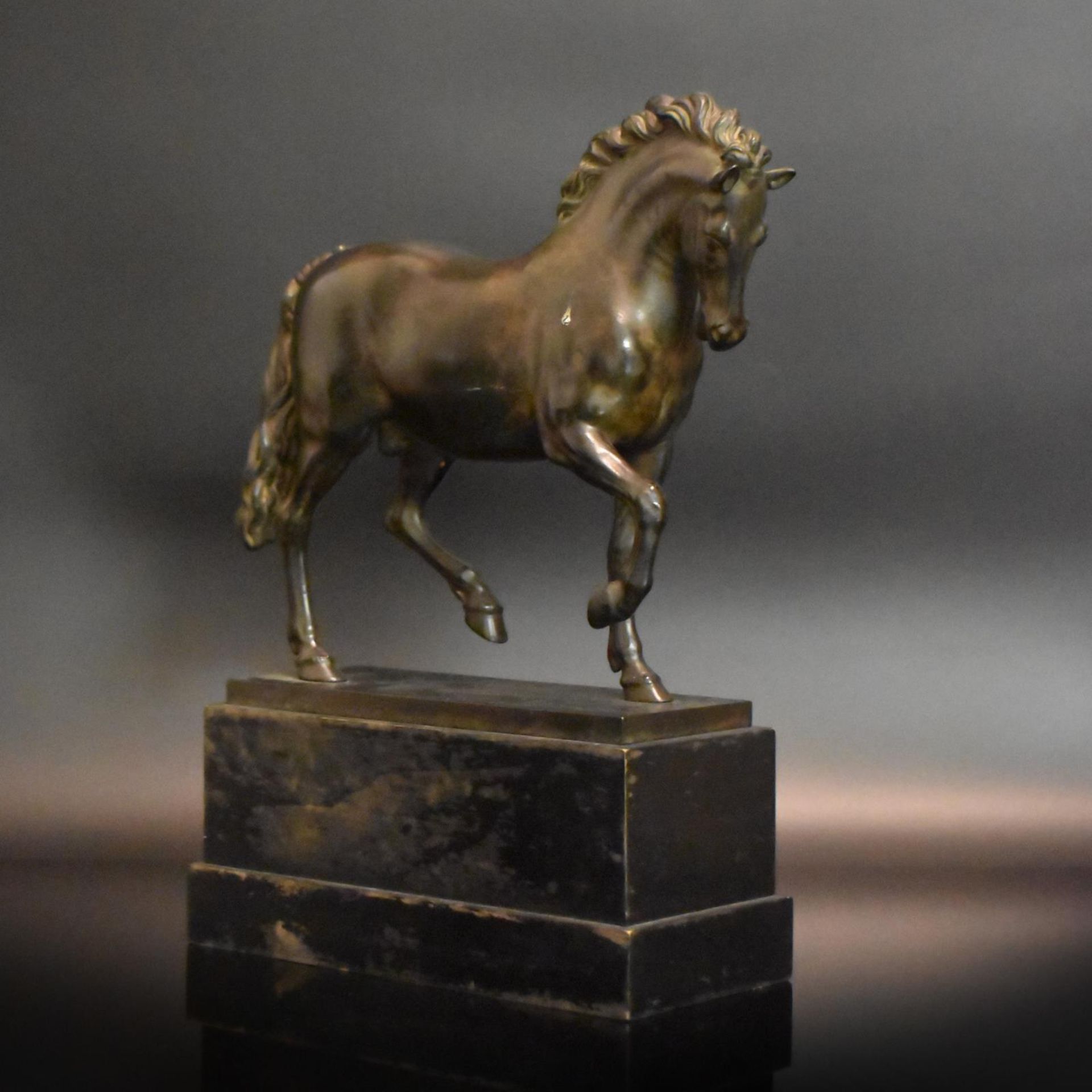 Pferd. WMF, Ende 19./Anfang 20. Jh. | Galvanoguss, dunkel patiniert. Holzsockel.