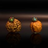 Zwei Snuff Bottles. China, 19./20. Jh. | Walnuss, beschnitzt.