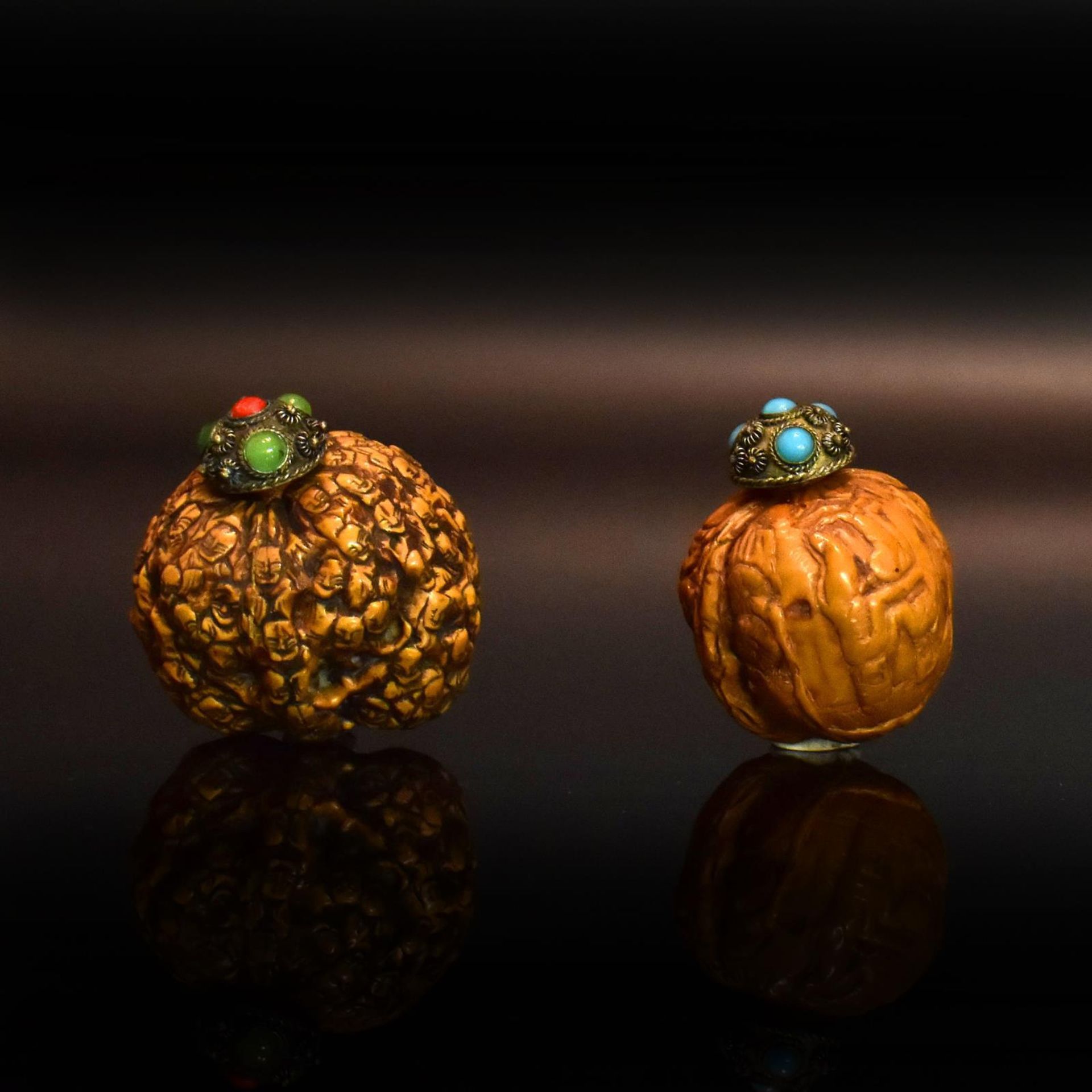 Zwei Snuff Bottles. China, 19./20. Jh. | Walnuss, beschnitzt.