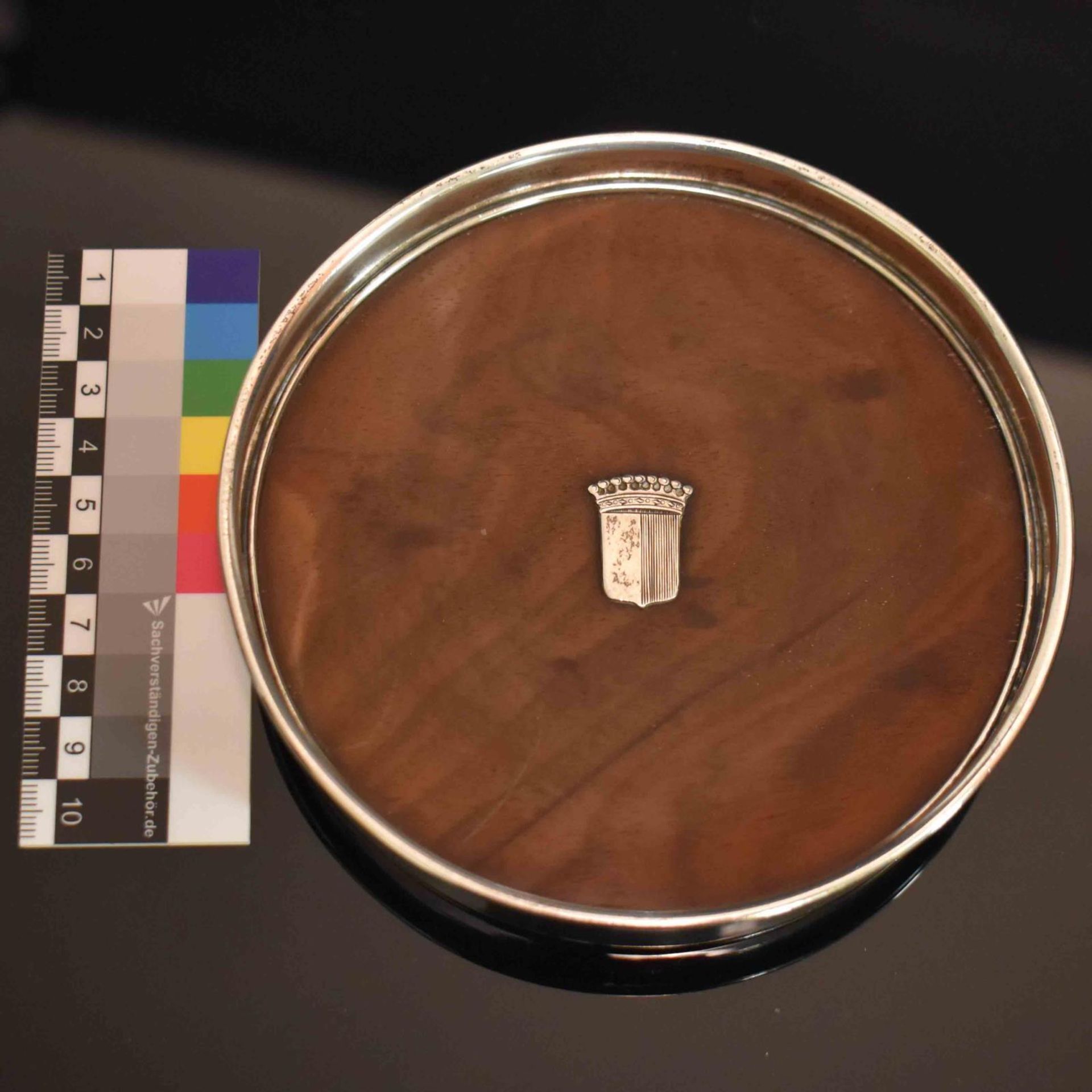 Flaschenuntersetzer und elf Gläseruntersetzer. Silber, tlw. Holzkern. - Bild 4 aus 4