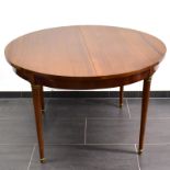 Runder Tisch. 20. Jh. | Mahagoni (?) furniert. Messing.