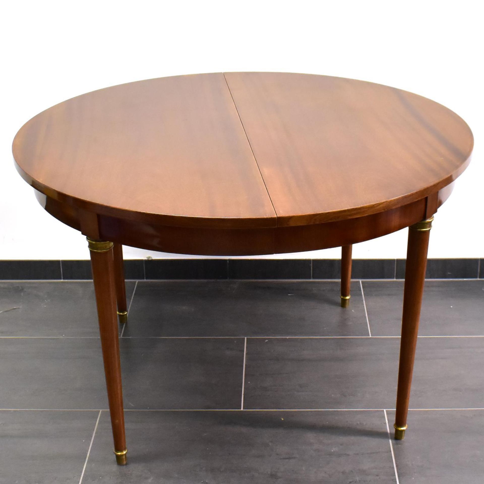 Runder Tisch. 20. Jh. | Mahagoni (?) furniert. Messing.